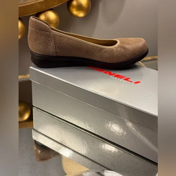 Vaneli Sport Donia Wedge Taupe
Glazed Sueded Leather - Picture 3 of 7